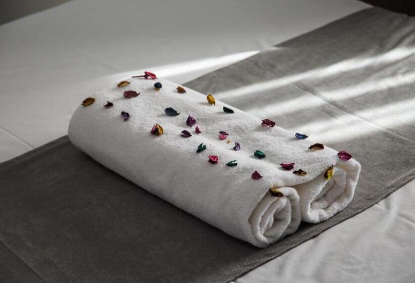 Standardrum King Size Säng, New Gardenia Pyramids View