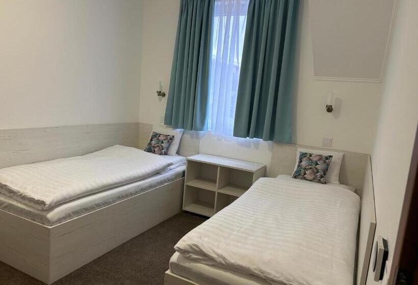 חדר משפחתי חדר אמבטיה משותף, Danelis