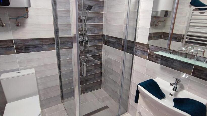 חדר משפחתי חדר אמבטיה משותף, Danelis