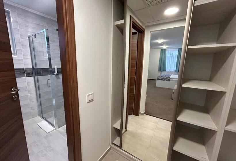 חדר משפחתי דלוקס, Danelis