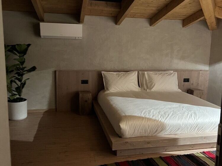 디럭스 트리플 룸, Faces & Places Boutique