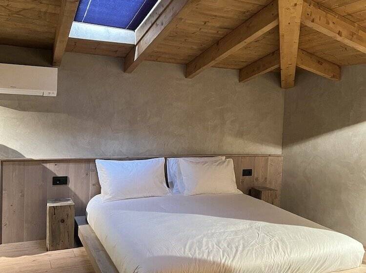 豪华三人间, Faces & Places Boutique