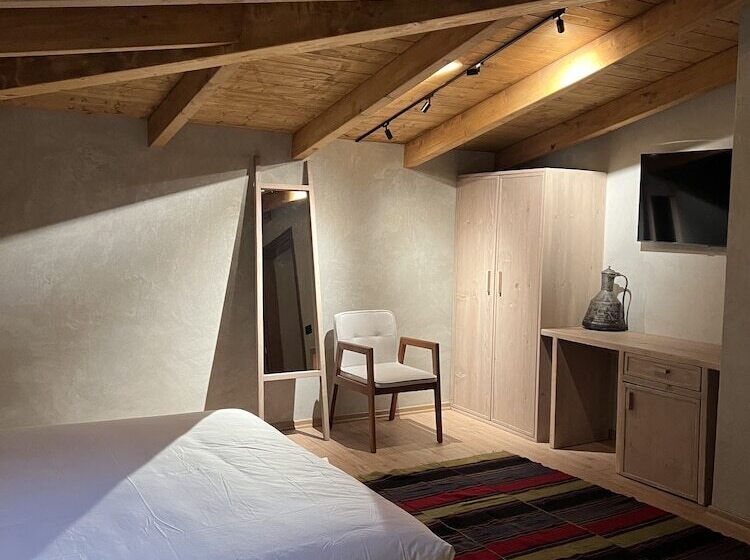 豪华三人间, Faces & Places Boutique