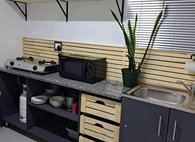 סטודיו משפחתי, Zufike Guesthouse