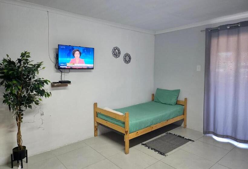 סטודיו משפחתי, Zufike Guesthouse