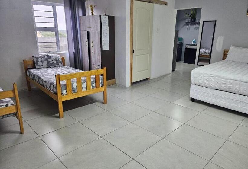 סטודיו משפחתי, Zufike Guesthouse