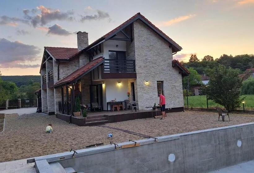 1ベッドルームハウス, Pensiunea Crenguța Fermecată