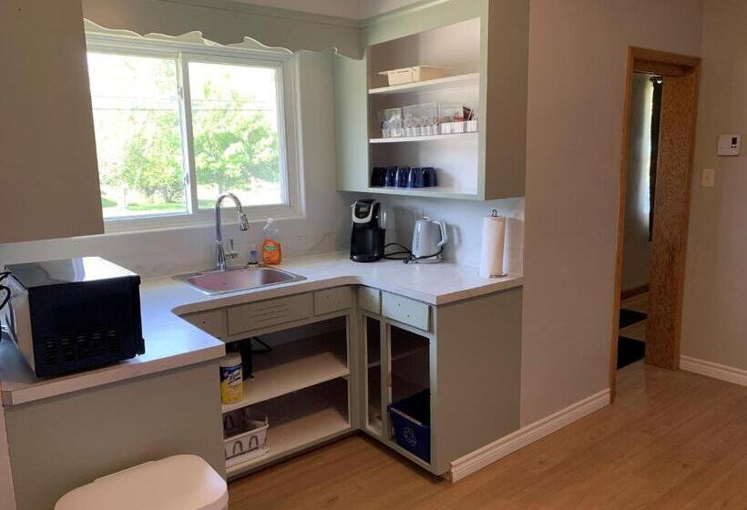 اتاق استاندارد با سرویس بهداشتی مشترک, The Resurgo Room   5 Min Walk To Moncton Hospital