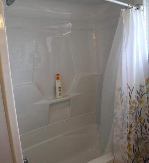 اتاق استاندارد با سرویس بهداشتی مشترک, The Resurgo Room   5 Min Walk To Moncton Hospital