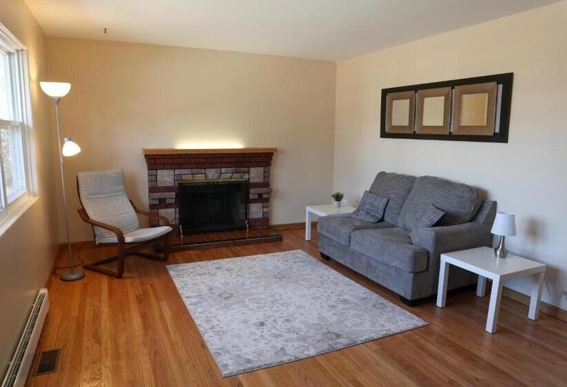 اتاق استاندارد با سرویس بهداشتی مشترک, The Resurgo Room   5 Min Walk To Moncton Hospital