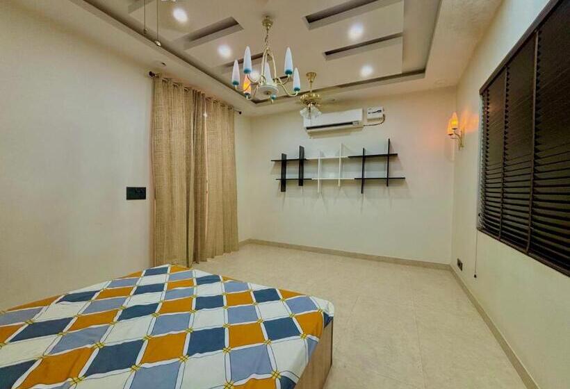 غرفة قياسية, Gurgaon Farmhouseparty Birthday Party