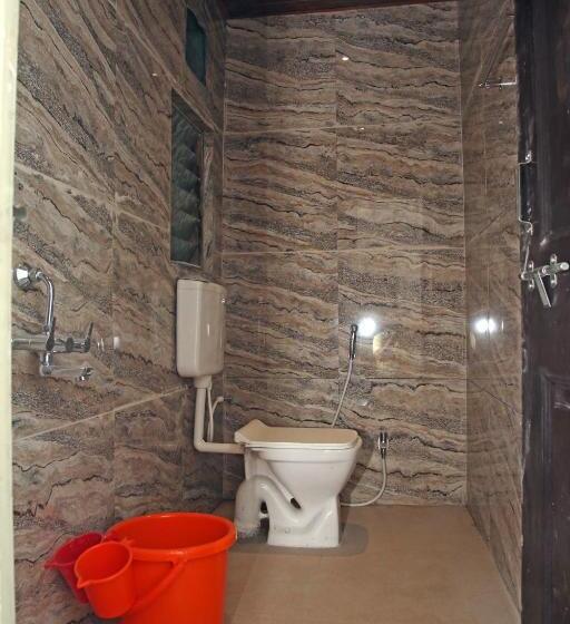 デラックスの４人部屋, Madhusudan Executive