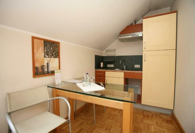 חדר סטנדרט לשלושה, Azyl