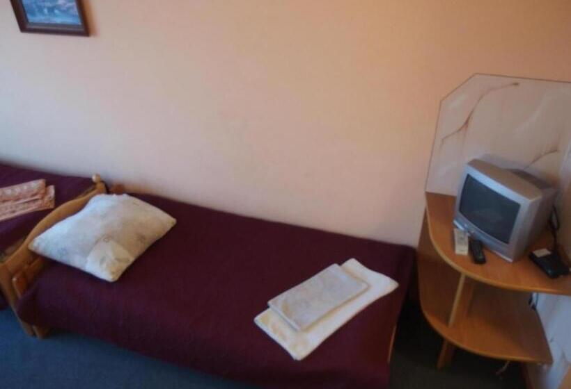 חדר סטנדרט לשלושה, Ik Mazury