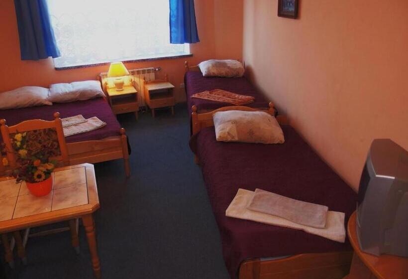 חדר סטנדרט לשלושה, Ik Mazury