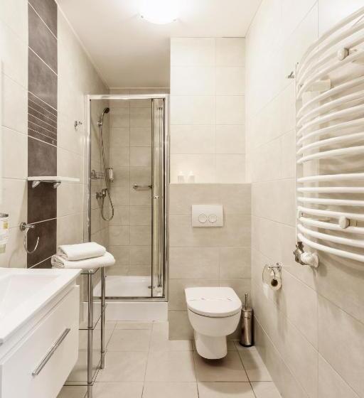 اتاق لوکس, Modrzewiowy Dwór