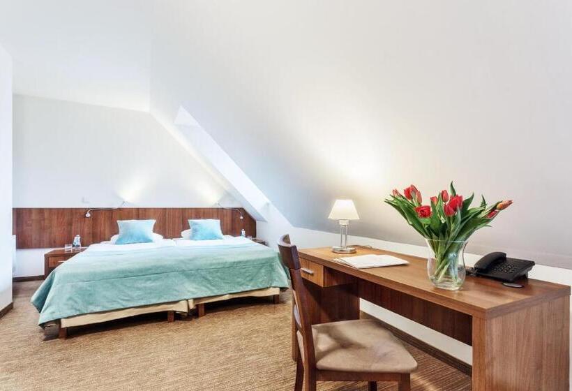 اتاق لوکس, Modrzewiowy Dwór