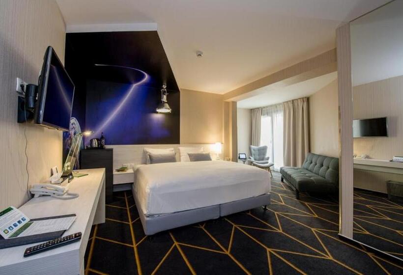 行政三人间, Science