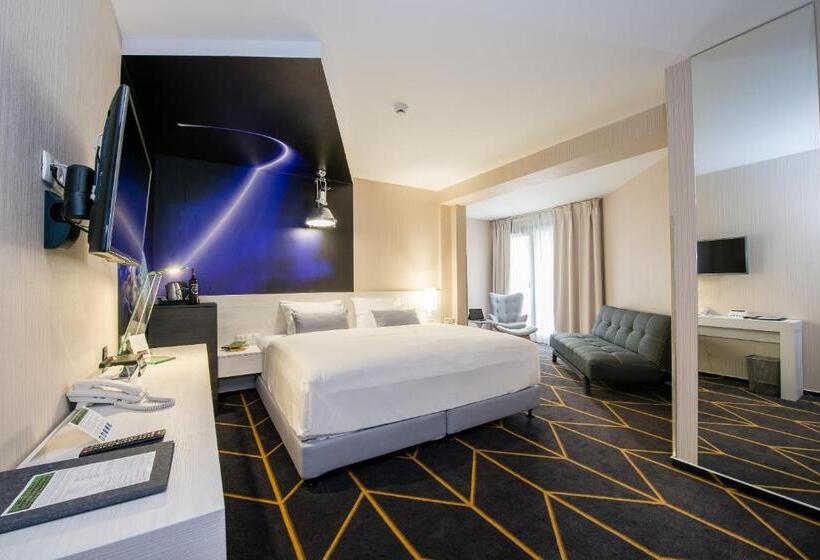 行政三人间, Science