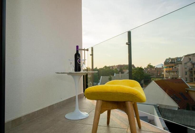 行政三人间, Science