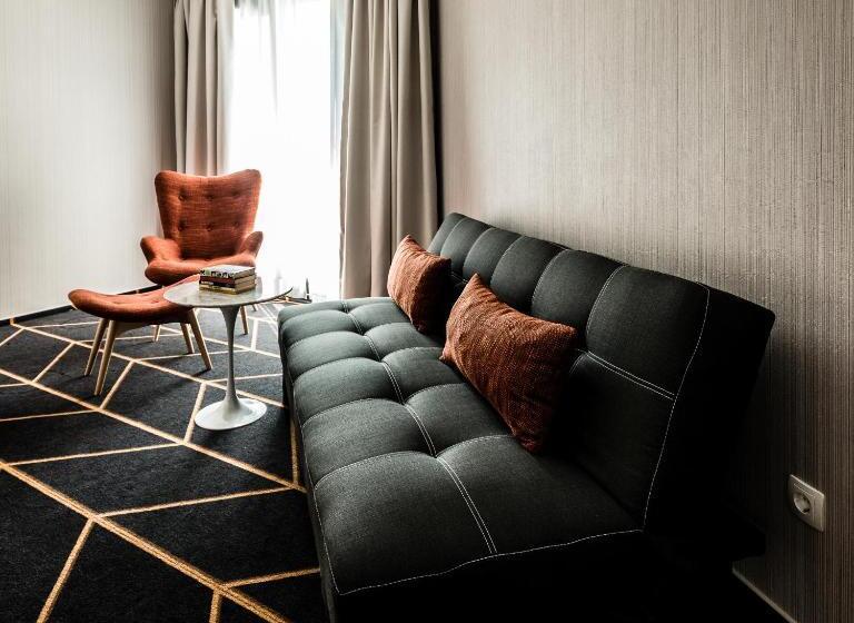 行政三人间, Science