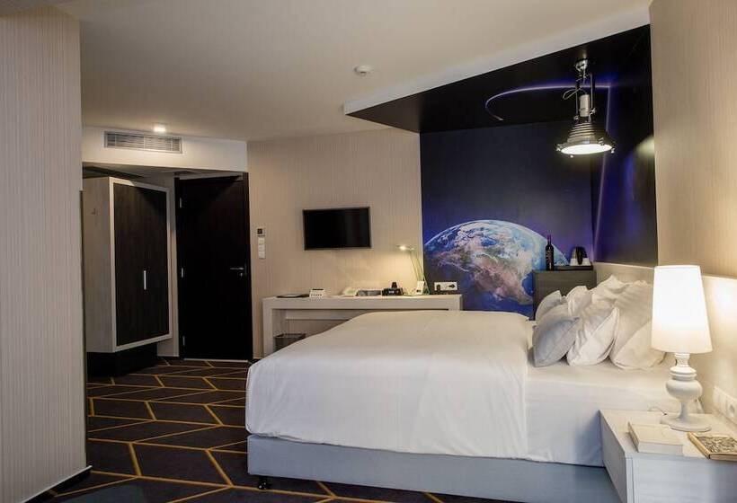 行政三人间, Science