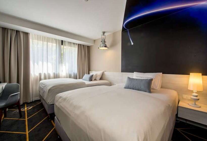 行政三人间, Science