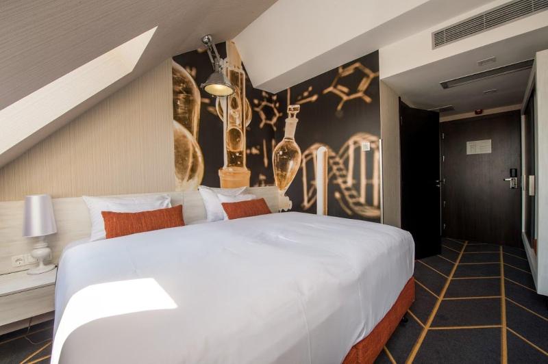 标准单人间, Science