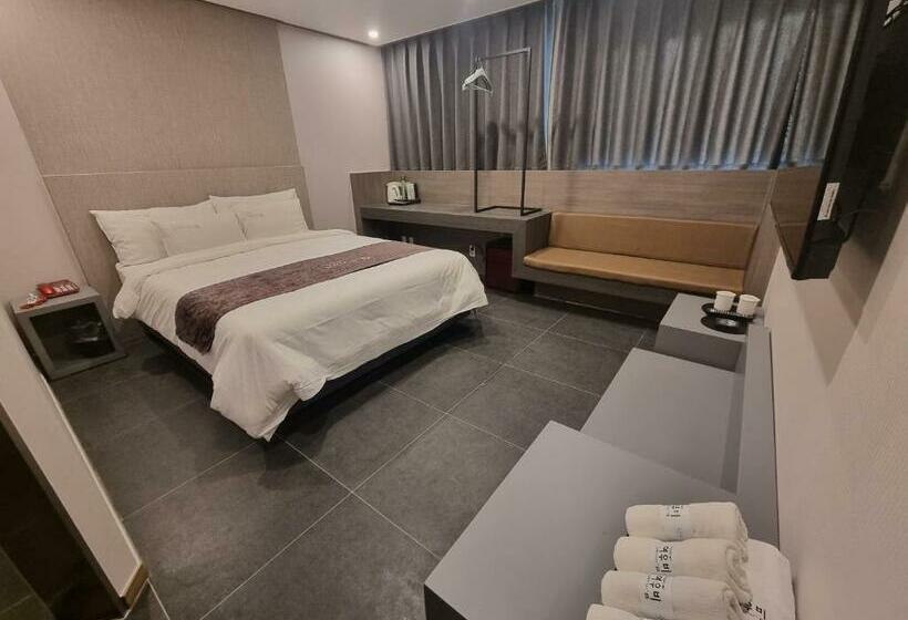 غرفة قياسية, Yeow B