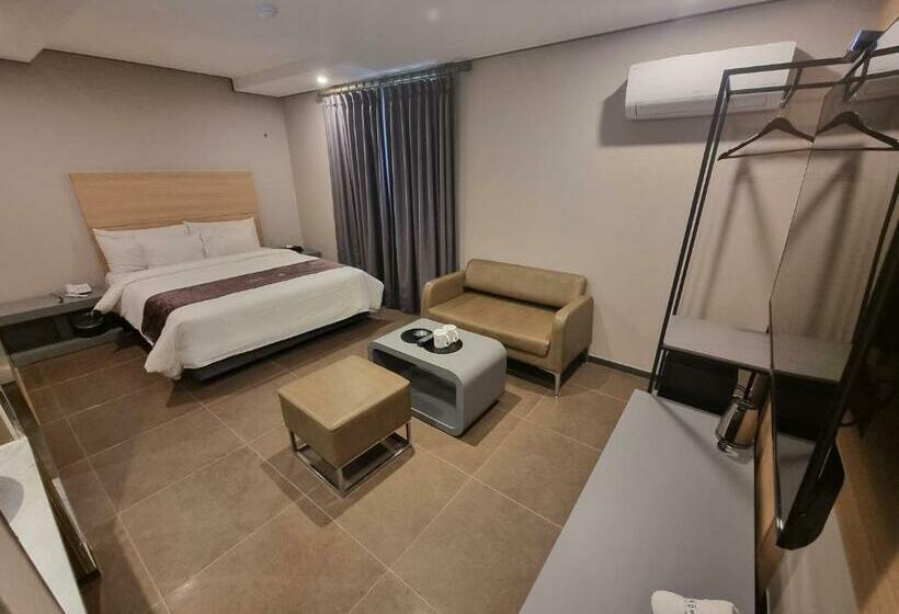 غرفة ديلوكس, Yeow B