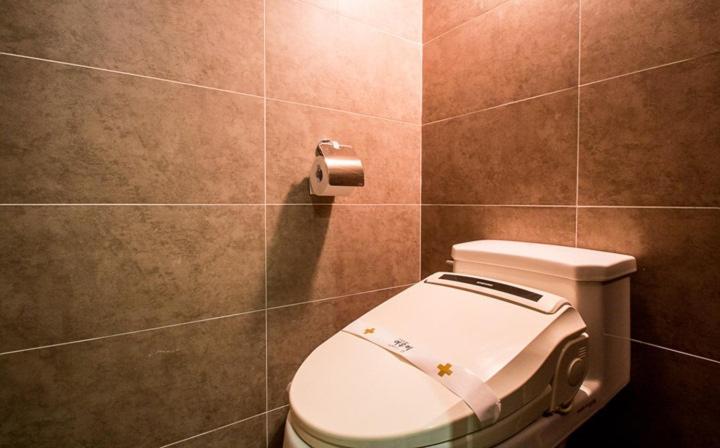 غرفة ديلوكس, Yeow B