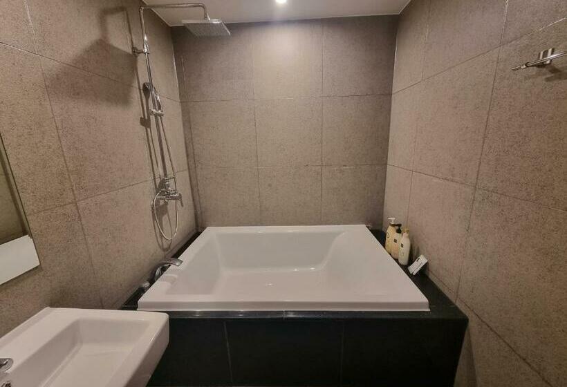 غرفة قياسية, Yeow B