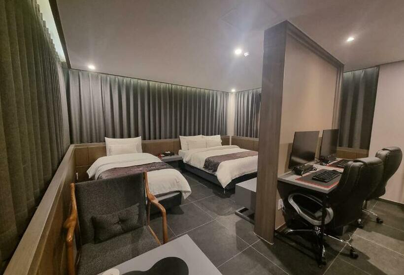 غرفة قياسية, Yeow B