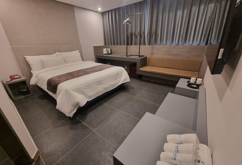 غرفة قياسية, Yeow B