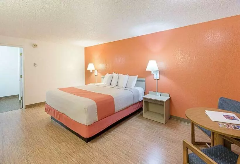 キングサイズベッドのデラックスルーム, Motel 6 Gold Beach