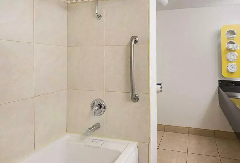 キングサイズベッドのデラックスルーム, Motel 6 Gold Beach