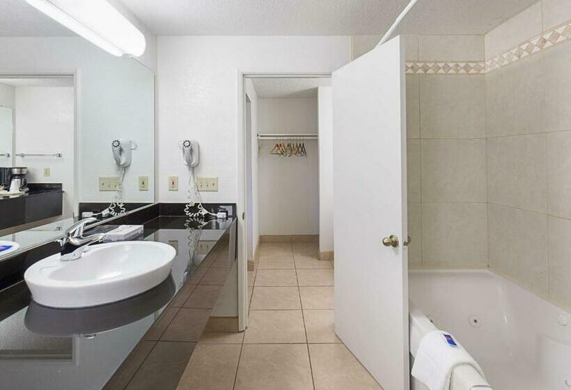 キングサイズベッドのデラックスルーム, Motel 6 Gold Beach