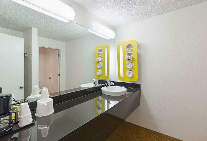 キングサイズベッドのデラックスルーム, Motel 6 Gold Beach