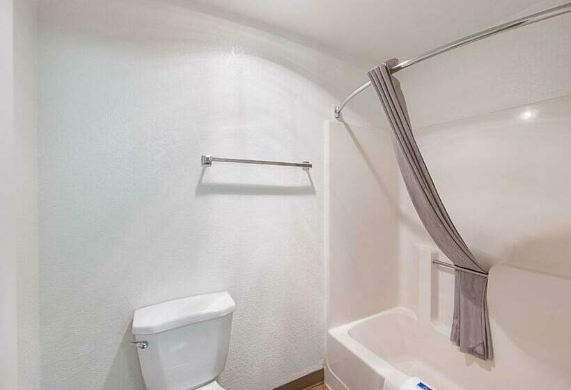 キングサイズベッドのデラックスルーム, Motel 6 Gold Beach