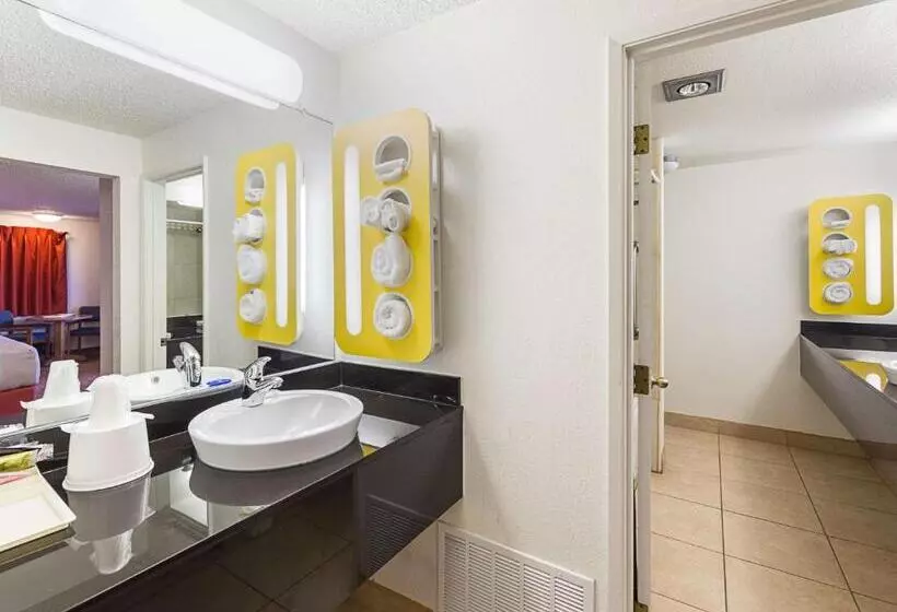 デラックススイート, Motel 6 Gold Beach