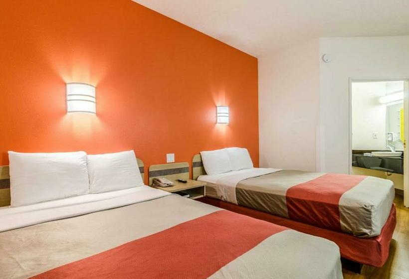 חדר סטנדרט לארבעה, Motel 6 Kearney, Ne