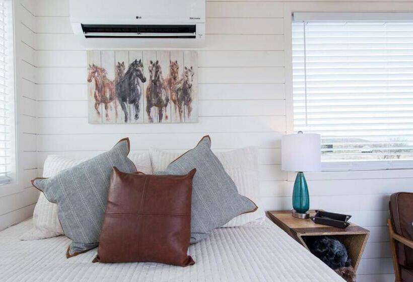 דירת חדר, New The Wild West Cozy Container Home