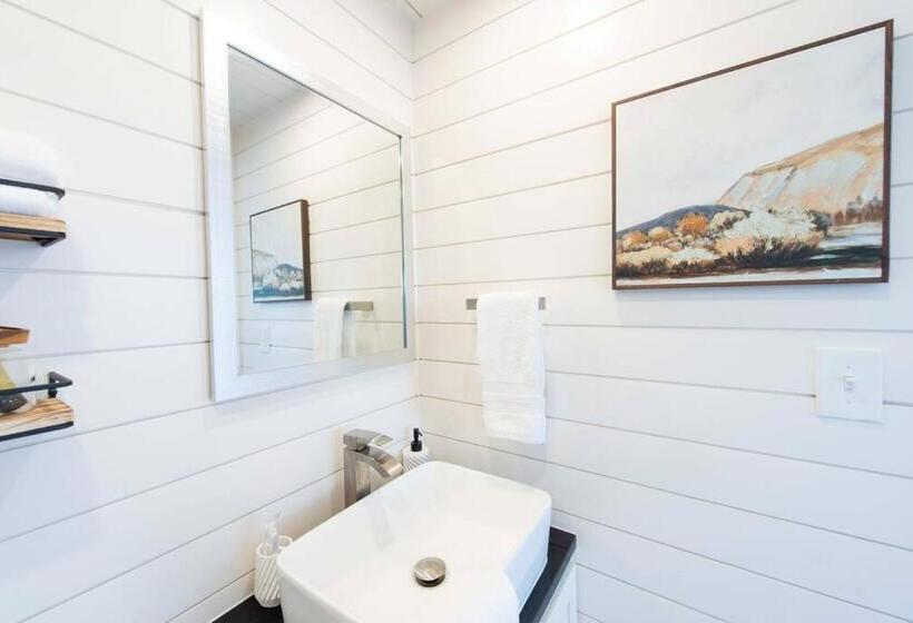 آپارتمان 1 خوابه, New The Wild West Cozy Container Home