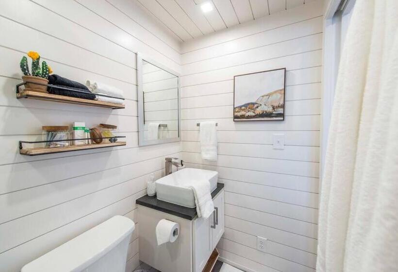 דירת חדר, New The Wild West Cozy Container Home