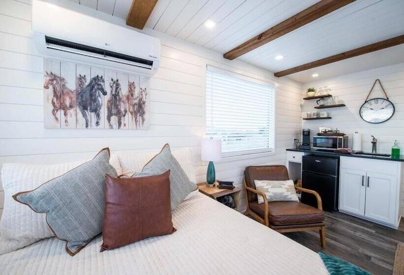 آپارتمان 1 خوابه, New The Wild West Cozy Container Home