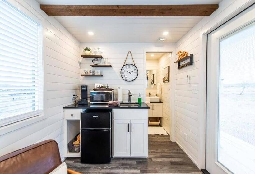 דירת חדר, New The Wild West Cozy Container Home