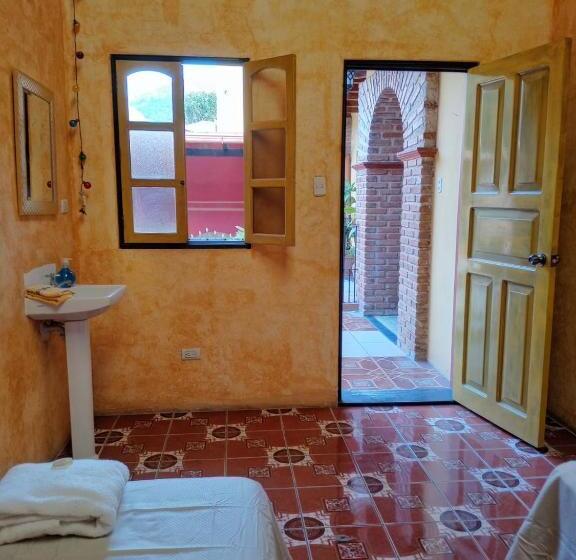 اتاق استاندارد با سرویس بهداشتی مشترک, Vihara Hostel