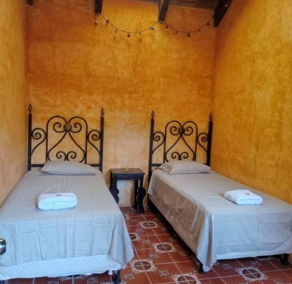 اتاق استاندارد با سرویس بهداشتی مشترک, Vihara Hostel