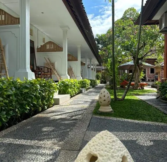 سوییت با چشم‌انداز باغ, Tiga Naga Villa