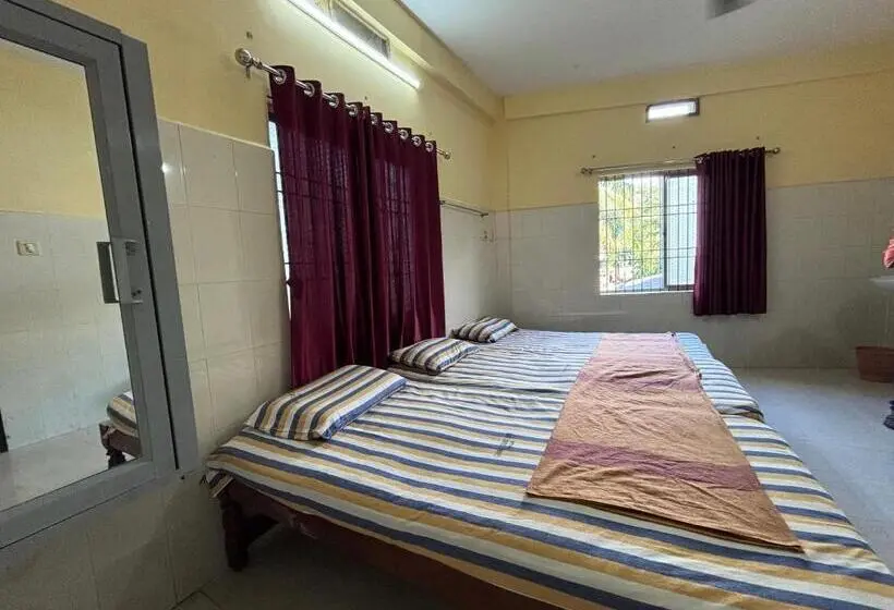 エコノミートリプルルーム, Chinmayi Tourist Home   Opposite To Temple Only 50 M